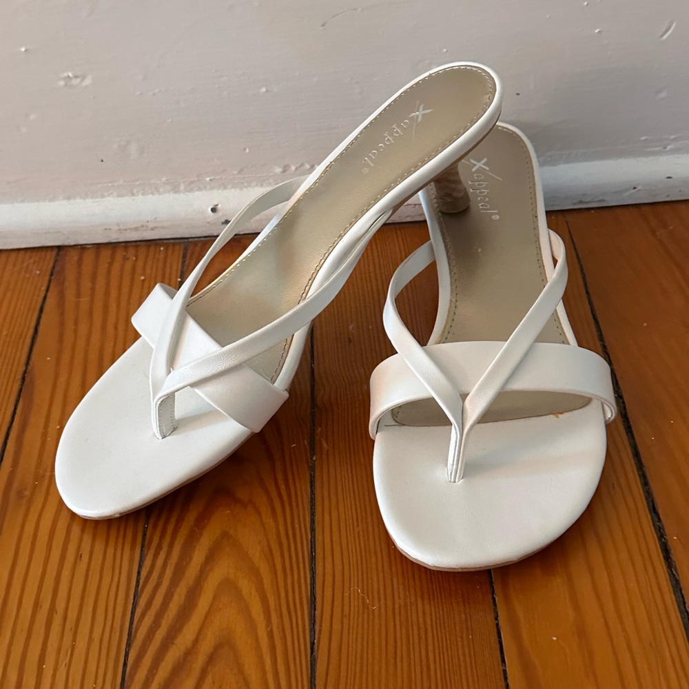 Xappeal White Kitten Heel Sandals/7.5M